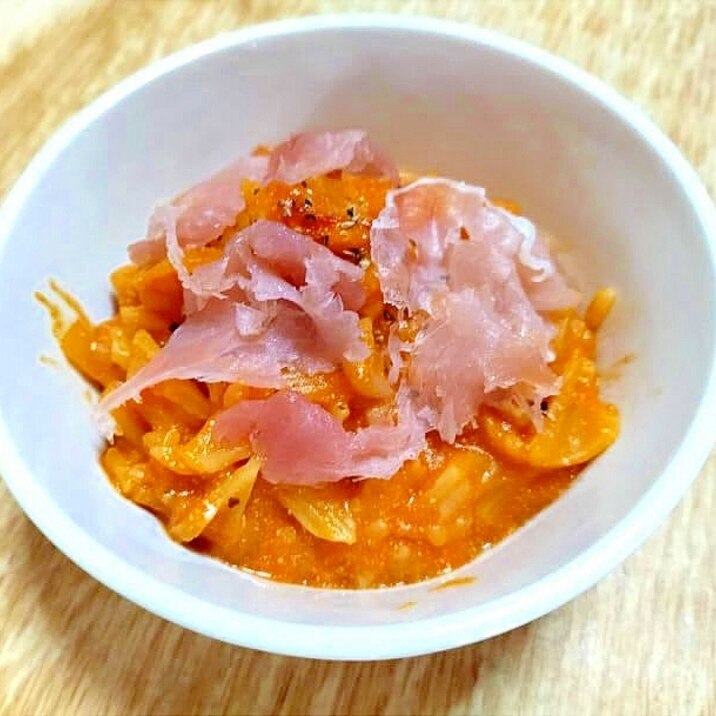 トマトクリームパスタの生ハム添え